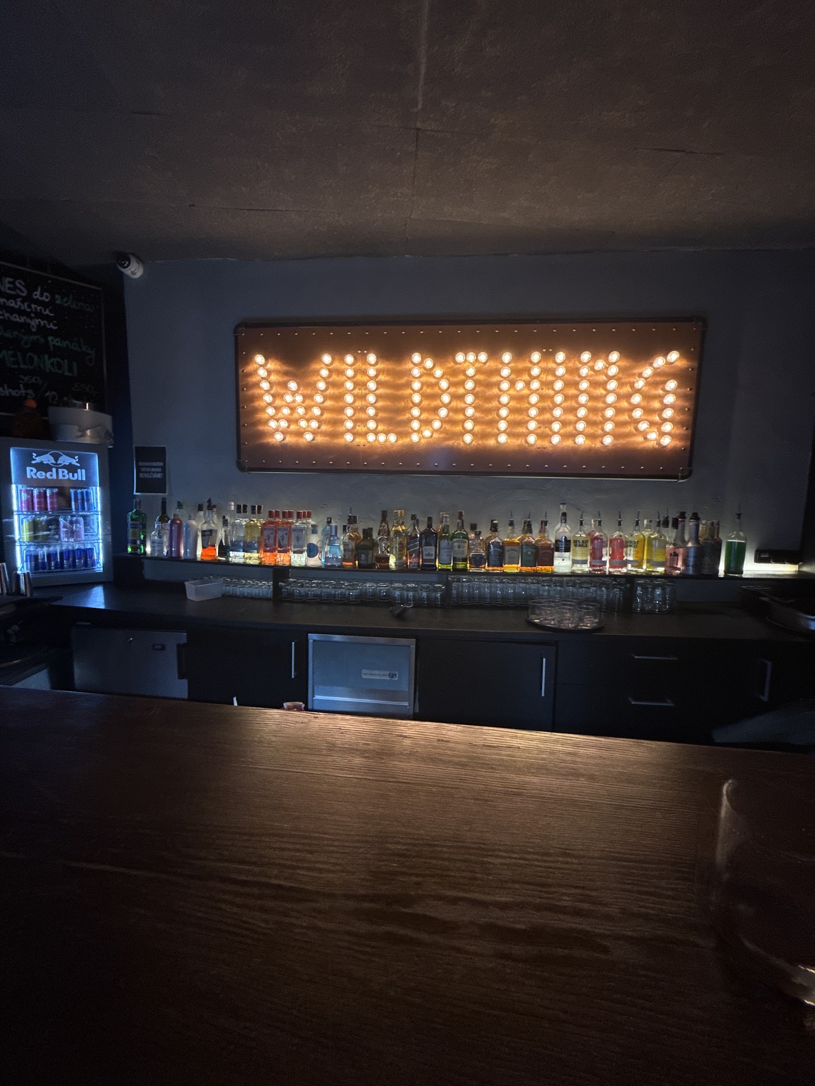 Pohled na stylový bar s nápisem WILDTHING.
